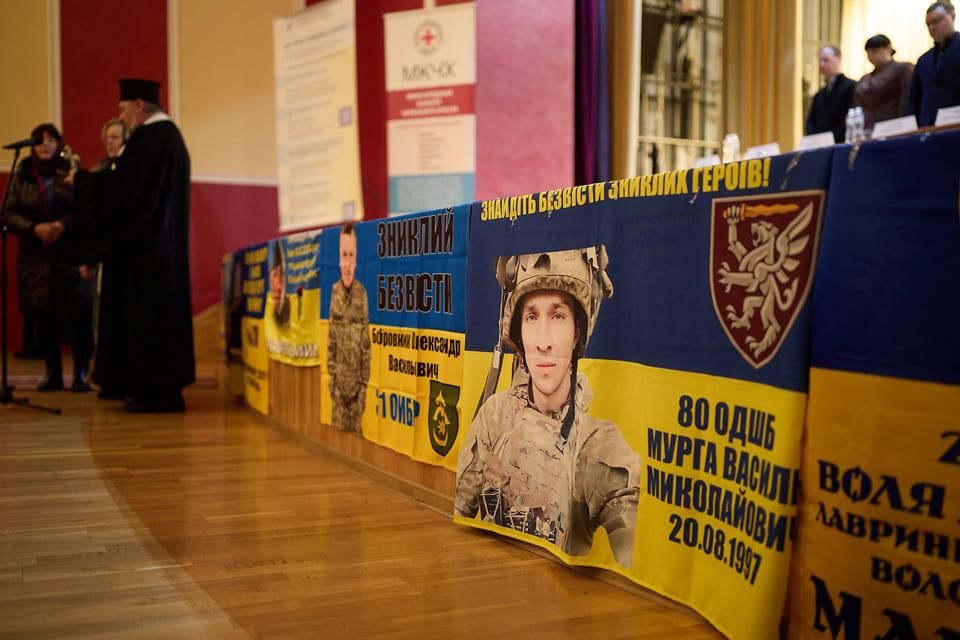 Представник Омбудсмана і нардепи зустрілися з родинами полонених та зниклих безвісти військових із Коростенського району