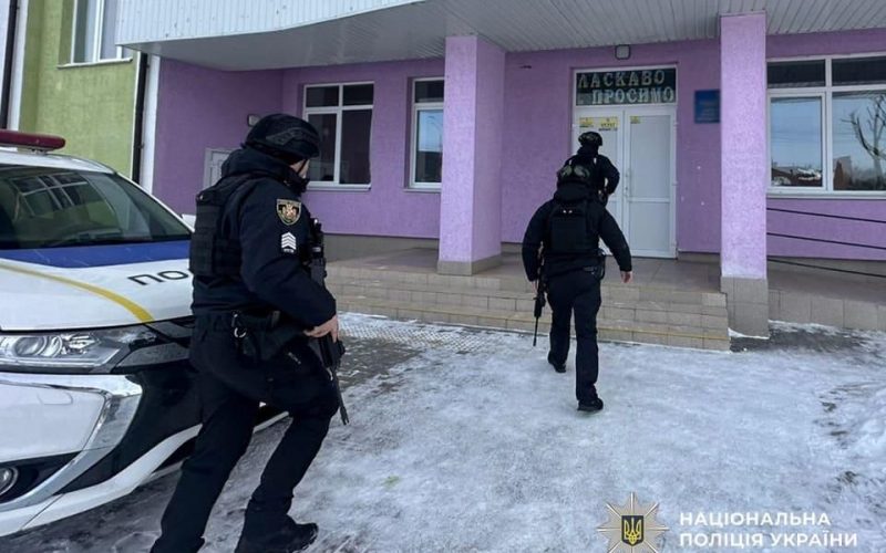 У Коростені школярів навчали діяти під час загроз: поліцейські провели тренінг із моделюванням небезпечної ситуації