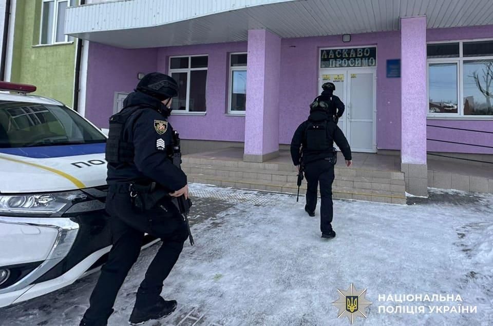 У Коростені школярів навчали діяти під час загроз: поліцейські провели тренінг із моделюванням небезпечної ситуації