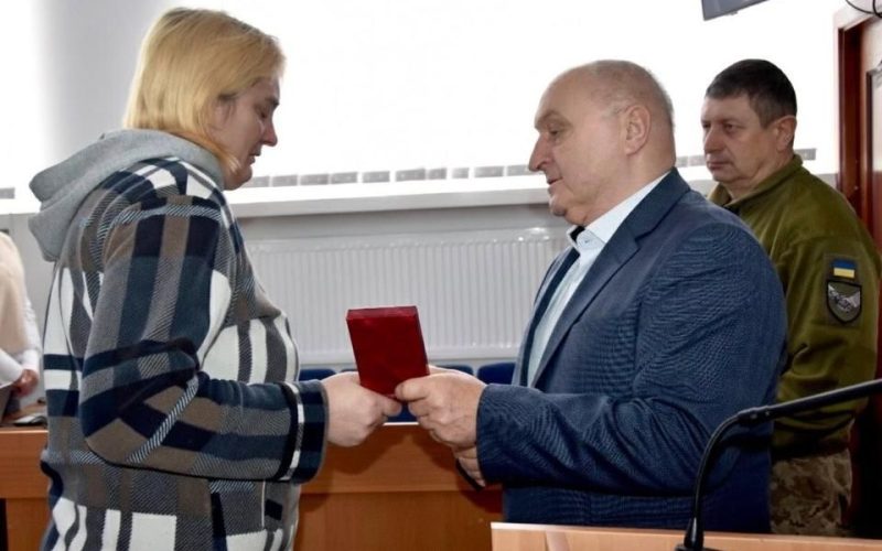 У Коростені вшанували загиблих Захисників: рідним передали державні нагороди
