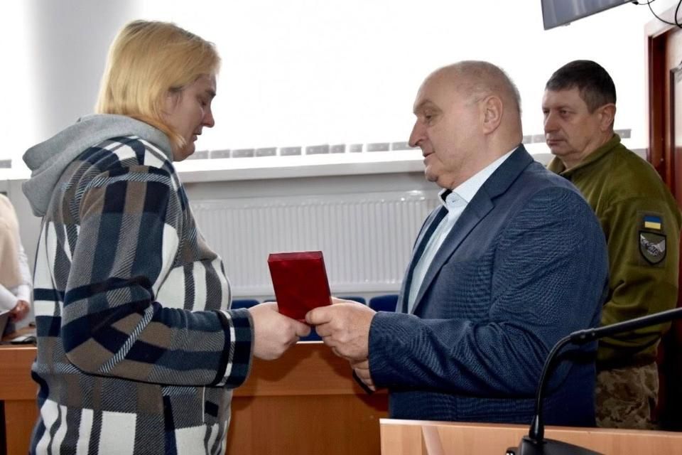 У Коростені вшанували загиблих Захисників: рідним передали державні нагороди