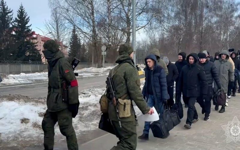 У Білорусі чоловіки масово отримують повістки: експерти оцінили можливі ризики для України та сусідів