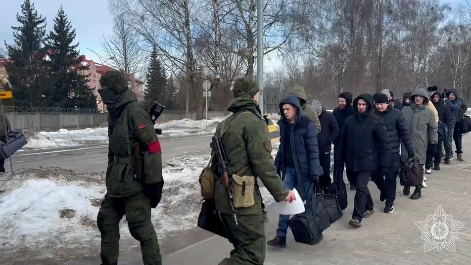 У Білорусі чоловіки масово отримують повістки: експерти оцінили можливі ризики для України та сусідів