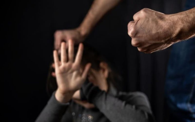 На Олевщині судили чоловіка, який під час конфлікту бив дружину ногою та деревʼяним пічним рогачем