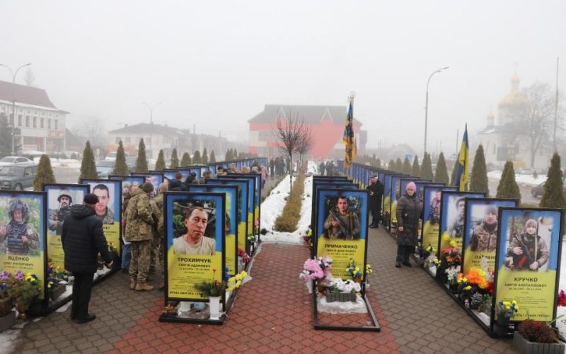 В Олевську в день річниці повномасштабного вторгнення відбувся мітинг і молитва за Україну