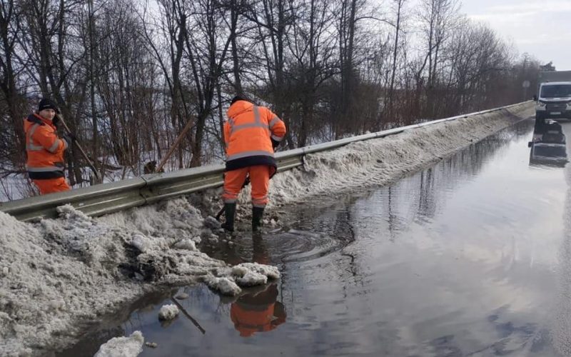 На дорогах Житомирщини борються з наслідками танення снігу: водіїв попереджають про небезпеку