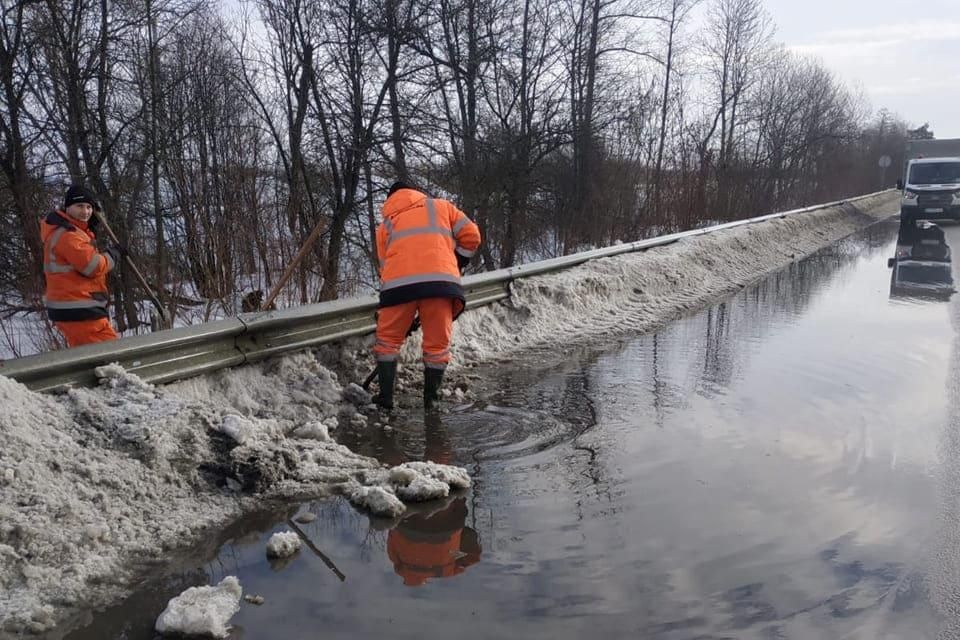 На дорогах Житомирщини борються з наслідками танення снігу: водіїв попереджають про небезпеку