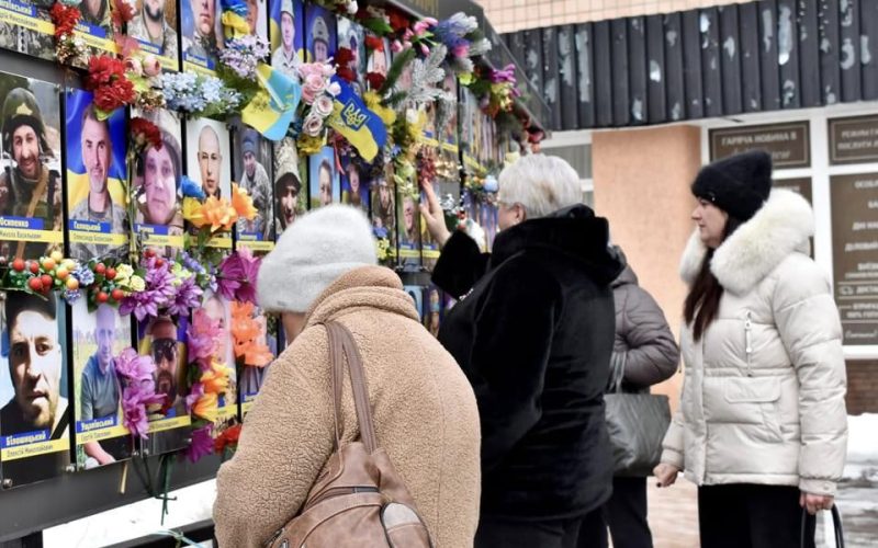 У центрі Коростеня провели мітинг‑реквієм до річниці повномасштабного вторгнення та вручили державні нагороди