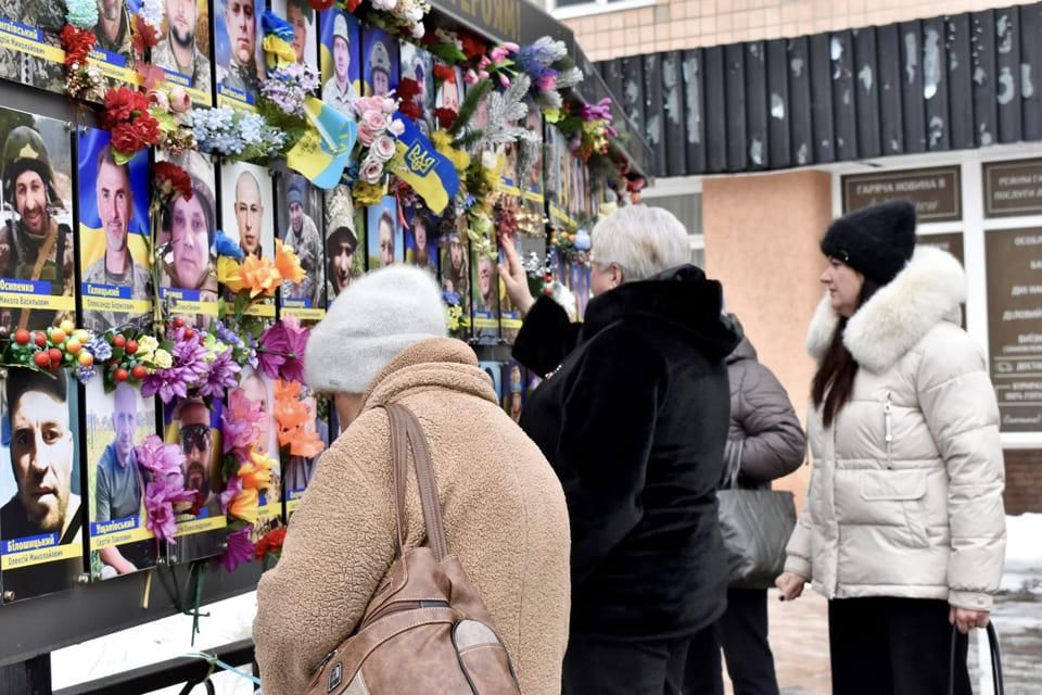 У центрі Коростеня провели мітинг‑реквієм до річниці повномасштабного вторгнення та вручили державні нагороди