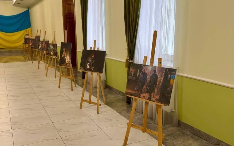 Світлини з фронту і дитячі малюнки: у Малині відкрили виставку про війну