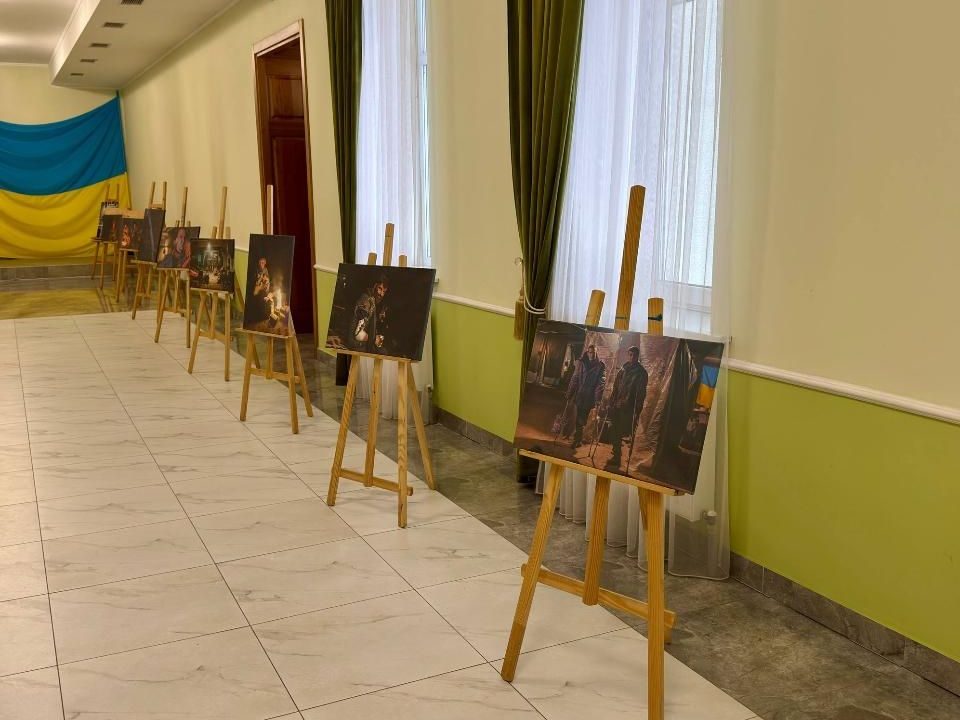 Світлини з фронту і дитячі малюнки: у Малині відкрили виставку про війну