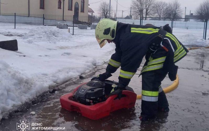 В Овручі рятувальники відкачували воду з прибудинкової території