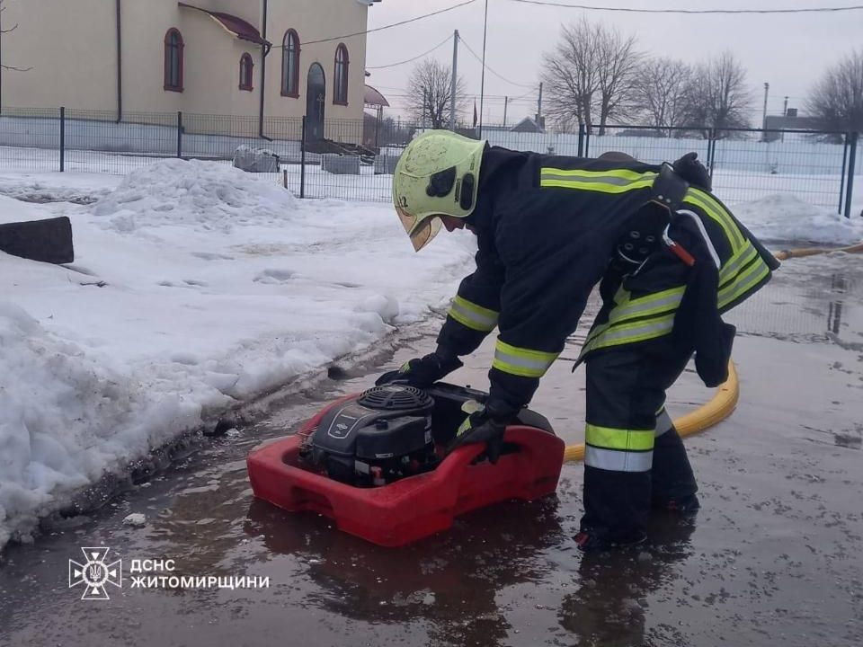 В Овручі рятувальники відкачували воду з прибудинкової території