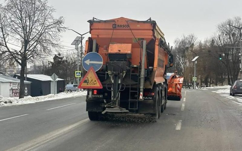 На Житомирщині 36 одиниць техніки обробляють автошляхи реагентами