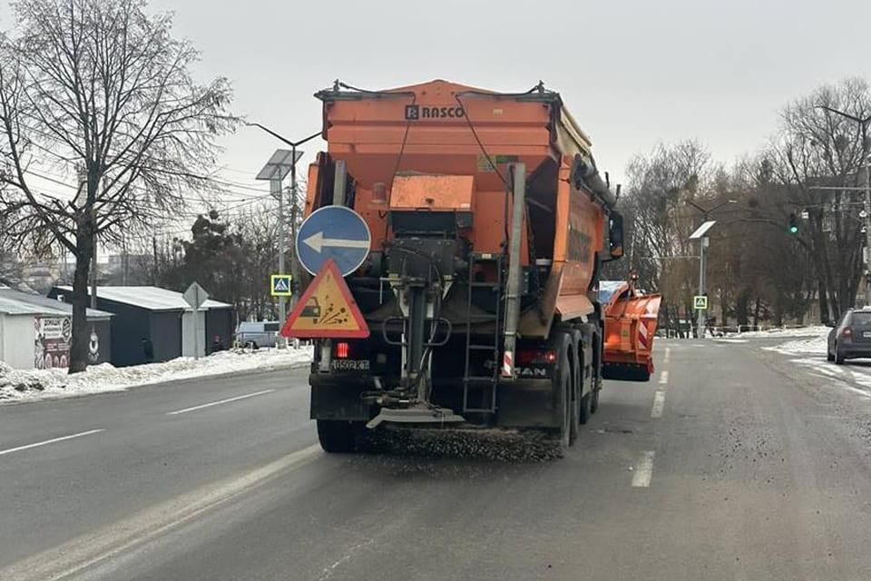 На Житомирщині 36 одиниць техніки обробляють автошляхи реагентами