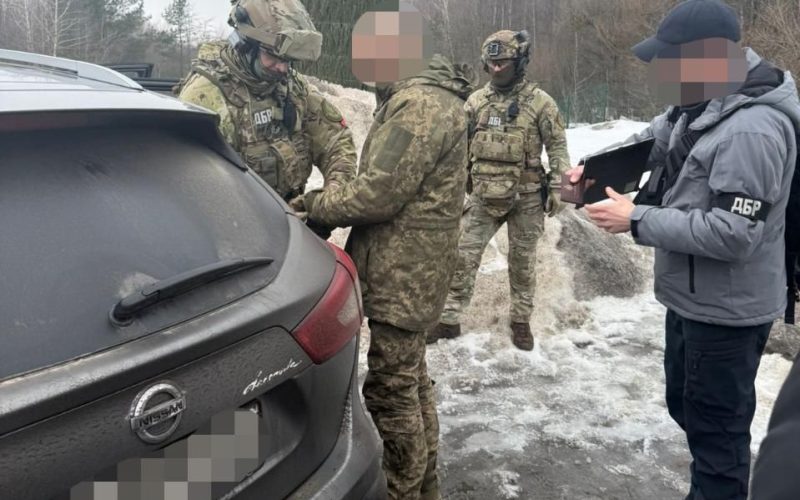 Хотів заплатити 20 тис. доларів за втечу зі служби: на Житомирщині затримали військового