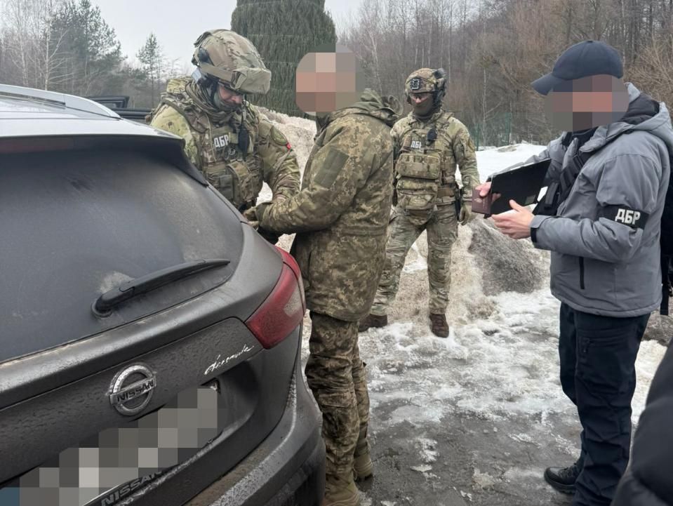 Хотів заплатити 20 тис. доларів за втечу зі служби: на Житомирщині затримали військового