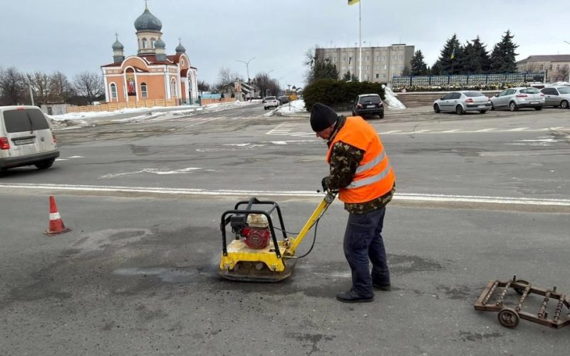 Комунальники Малина перейшли до ремонту доріг після морозів та опадів