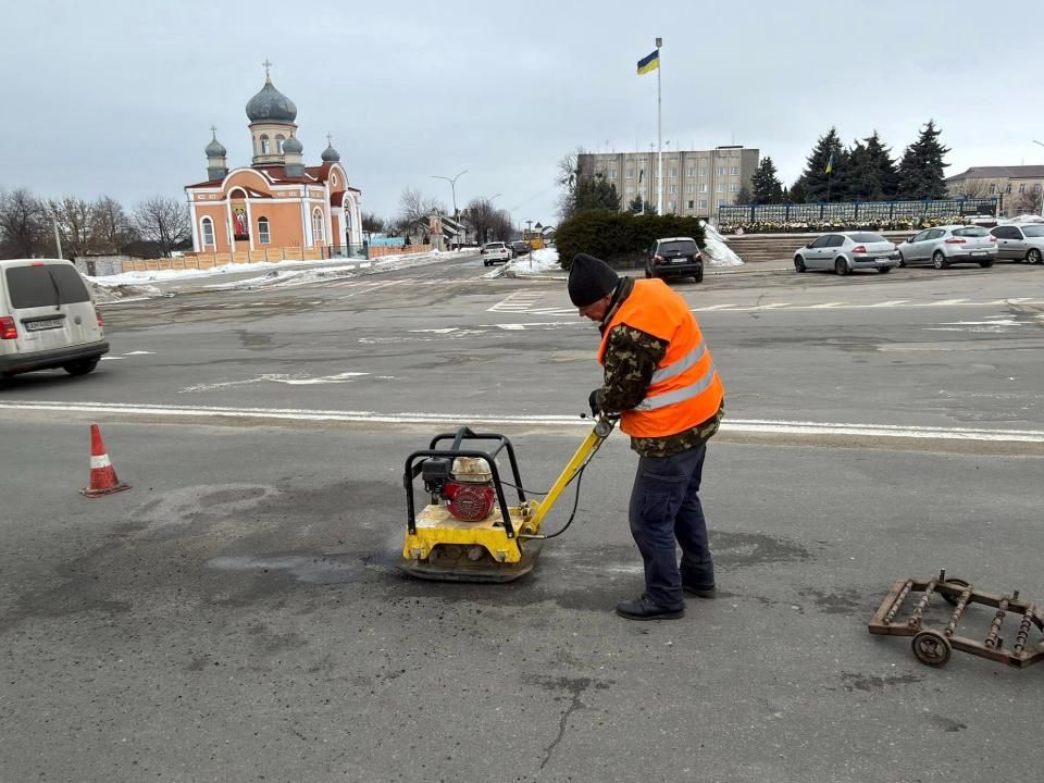 Комунальники Малина перейшли до ремонту доріг після морозів та опадів