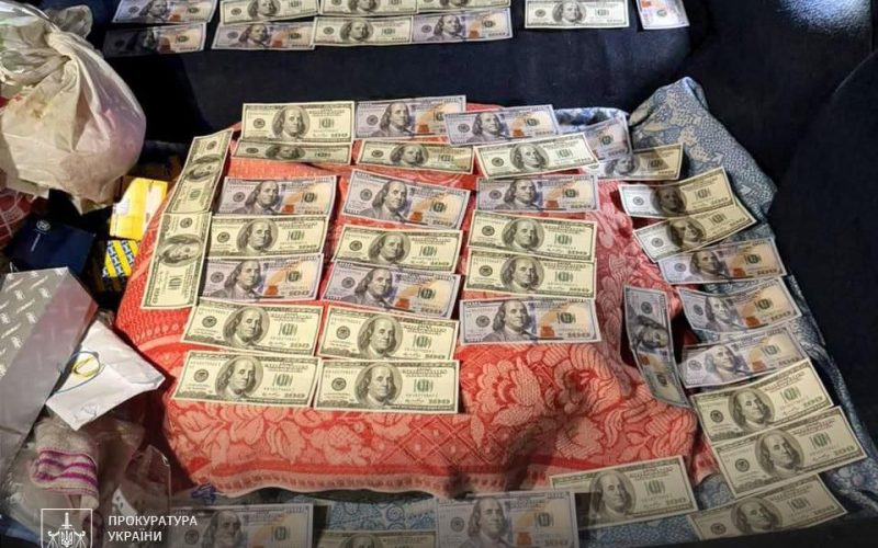 На Хмельниччині судитимуть правоохоронців, які вимагали понад 5 тис. доларів за переведення військового до Житомирської області