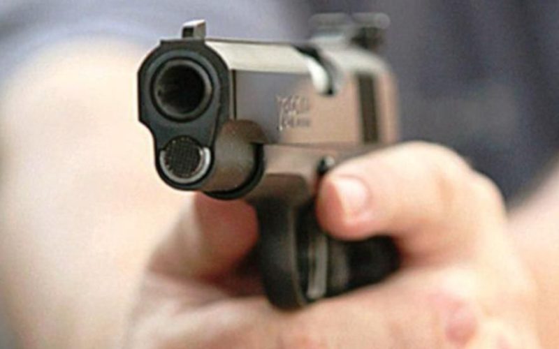 У місті Житомирської області затримали чоловіка, який розгулював з пістолетом