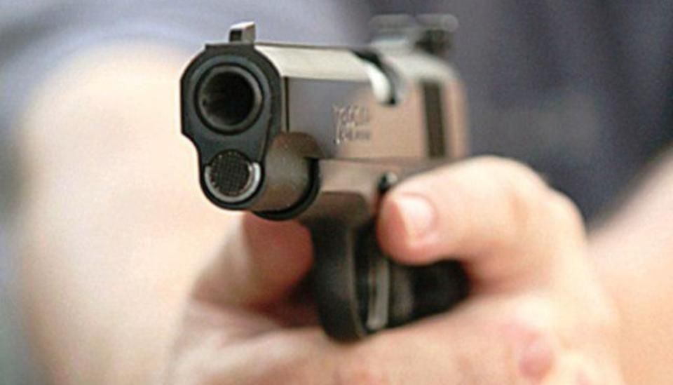 У місті Житомирської області затримали чоловіка, який розгулював з пістолетом
