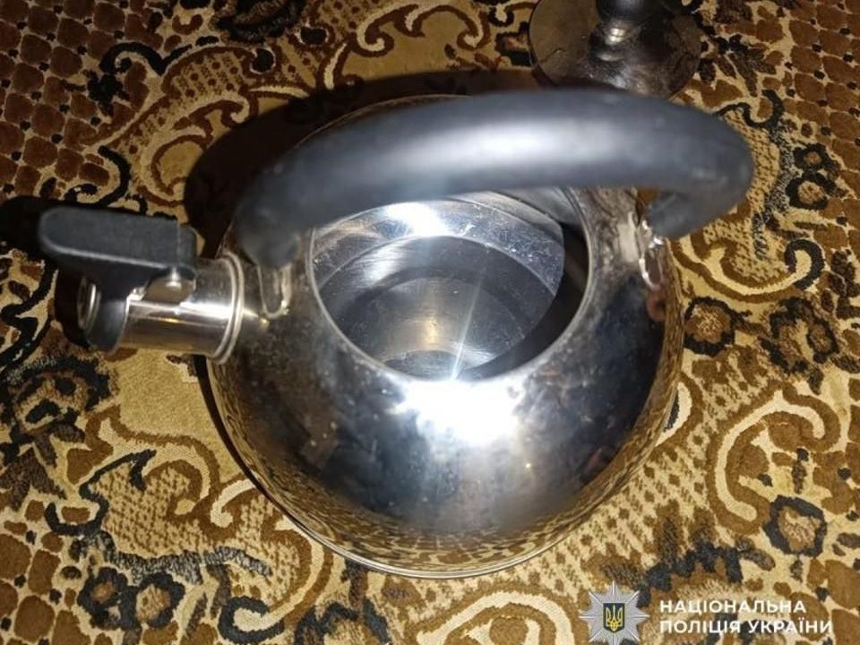 На Житомирщині 22-річний молодик викрав з чайника пенсіонера понад 40 тис. грн