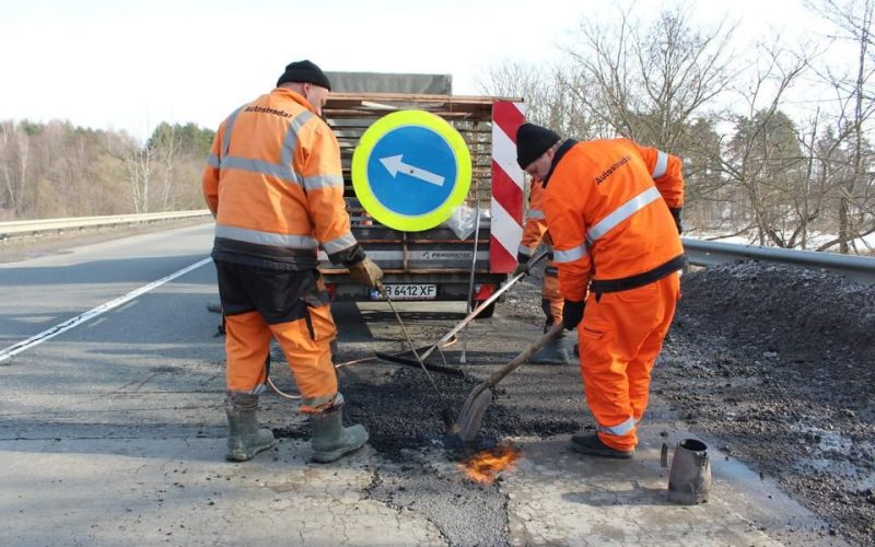 На автотрасі в Коростенському районі дорожники латають ями