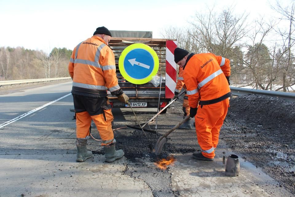 На автотрасі в Коростенському районі дорожники латають ями