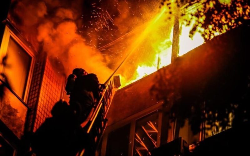 Під час ліквідації пожежі у селищі Коростенського району в квартирі чотириповерхівки рятувальники виявили тіло чоловіка