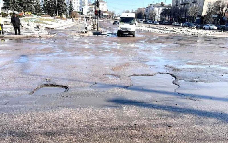 Коли в Коростені залатають ями: міська влада назвала орієнтовні строки