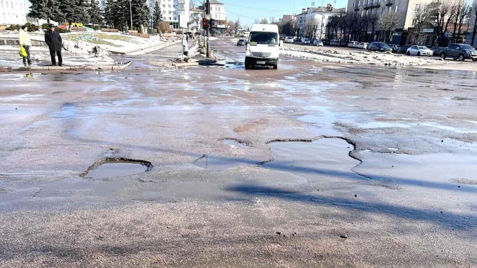 Коли в Коростені залатають ями: міська влада назвала орієнтовні строки