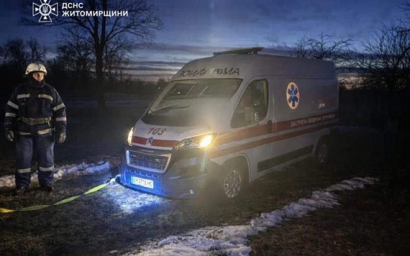 У Чоповицькій громаді рятувальники допомогли медикам, чия “швидка” застрягла на узбіччі