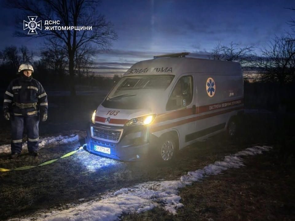 У Чоповицькій громаді рятувальники допомогли медикам, чия “швидка” застрягла на узбіччі