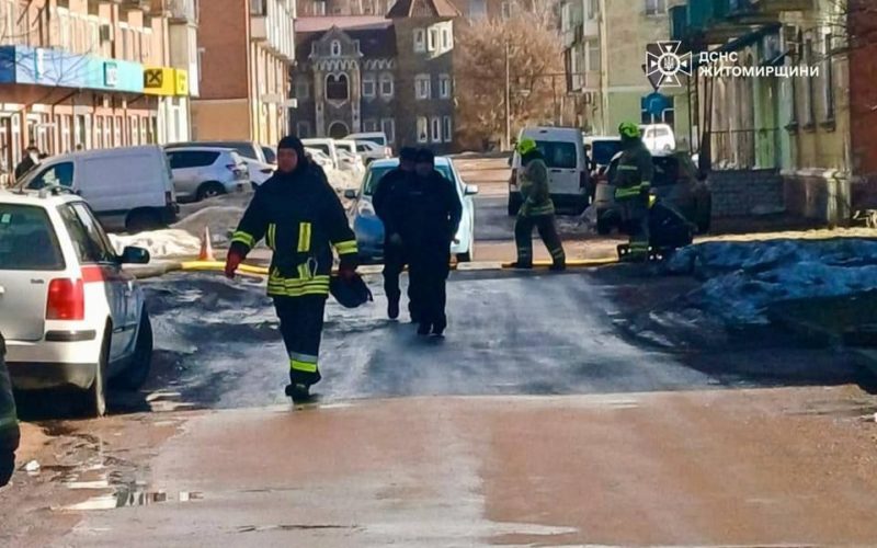 У Коростені рятувальники чотири години відкачували воду з підвалу багатоповерхівки