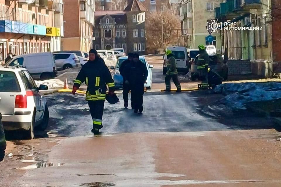 У Коростені рятувальники чотири години відкачували воду з підвалу багатоповерхівки