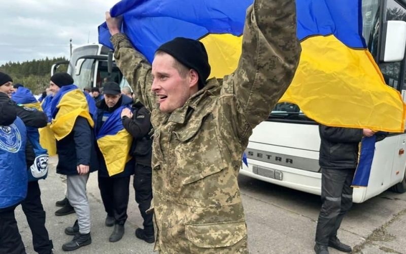 З російського полону звільнено ще 300 українських захисників і двоє цивільних