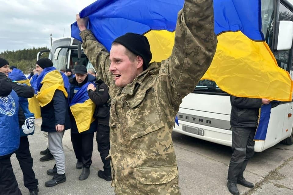 З російського полону звільнено ще 300 українських захисників і двоє цивільних