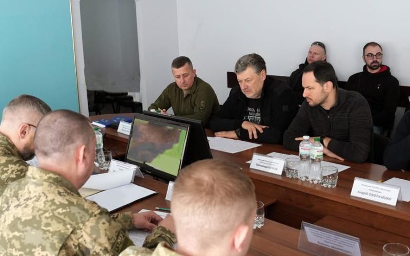 На Житомирщині обговорили подальше укріплення фортифікацій споруд та систем ППО на півночі