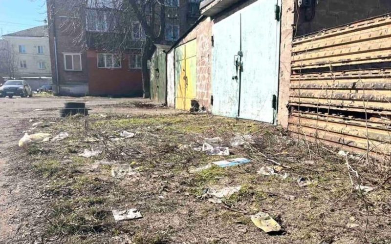 У Коростені стартує весняне прибирання: комунальники збиратимуть щебінь і сміття після зими