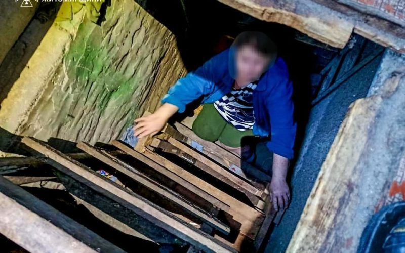 У Коростені рятувальники витягували з погреба жінку, яка травмувалася