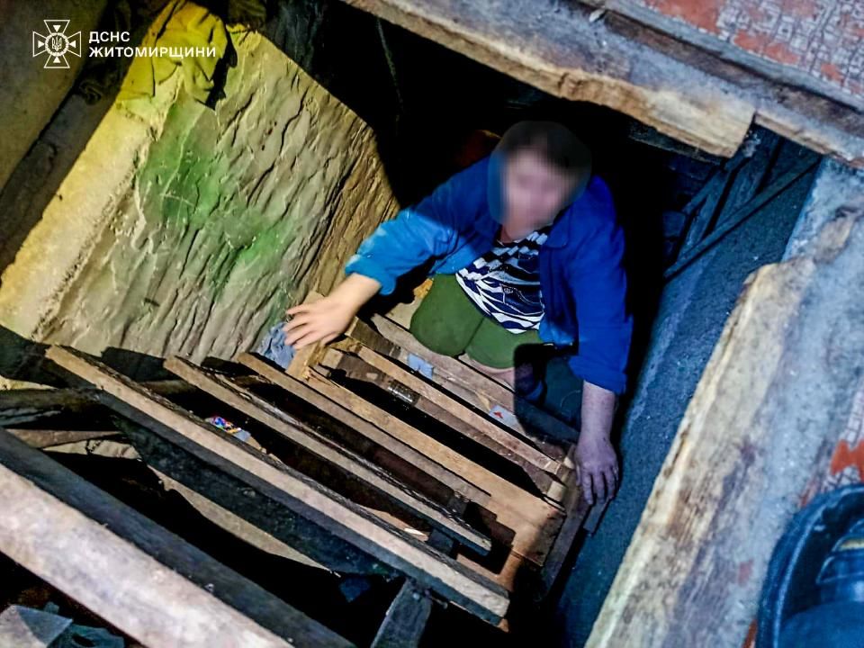У Коростені рятувальники витягували з погреба жінку, яка травмувалася