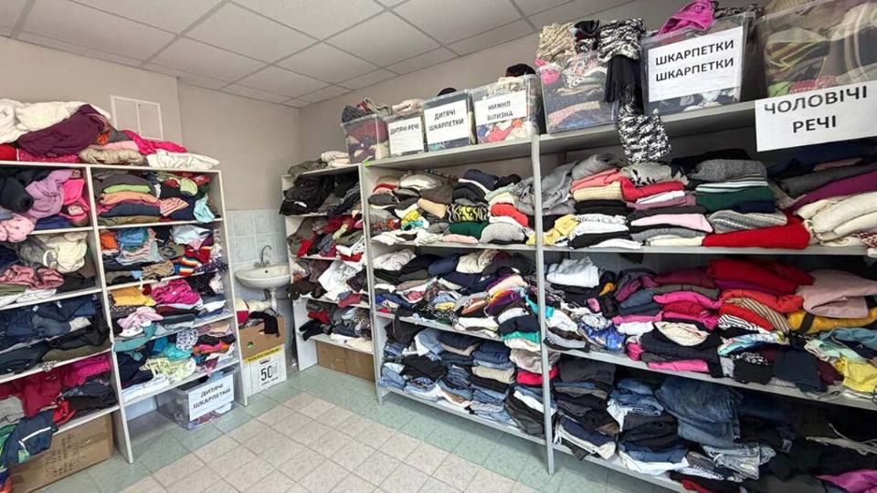 У Коростені працює Банк одягу: кому доступна допомога та які речі потрібні найбільше