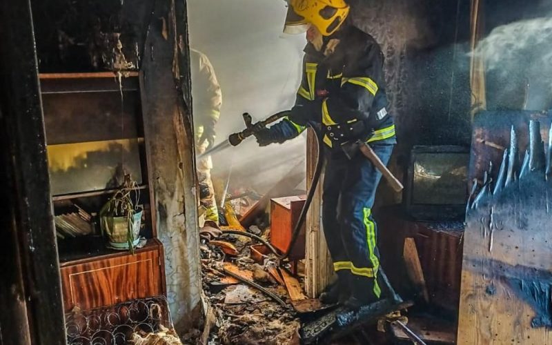 У Коростені горіла квартира в пʼятиповерхівці: вогнеборці врятували жінку