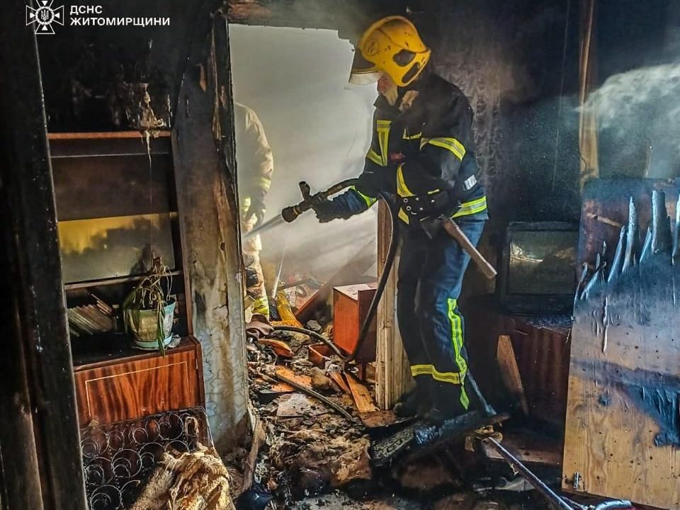 У Коростені горіла квартира в пʼятиповерхівці: вогнеборці врятували жінку