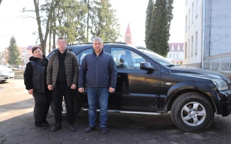 Військовому з Олевська передали автомобіль на Покровський напрямок