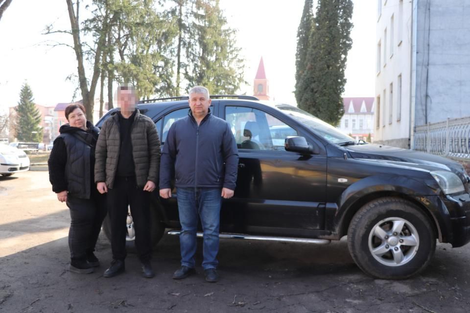 Військовому з Олевська передали автомобіль на Покровський напрямок