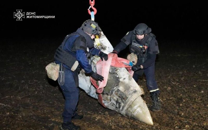 На Житомирщині вибухотехніки знешкодили 500-кілограмову бойову частину російської ракети