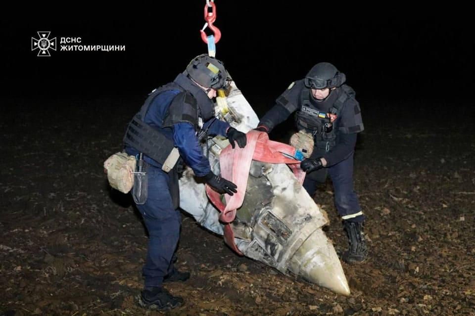На Житомирщині вибухотехніки знешкодили 500-кілограмову бойову частину російської ракети