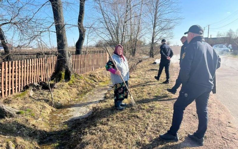 У Коростенському районі рятувальники оштрафували жінку за спалювання сухої рослинності